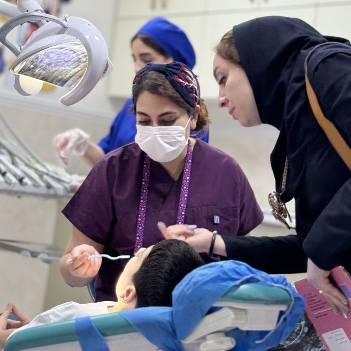 اولین مراجعه کودک به دندانپزشک چه زمانی باید باشد؟